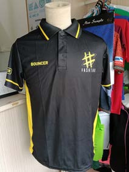 Polo hitam kuning BOUNCER #ASHTAG — pandangan hadapan